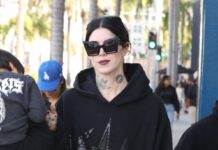 Propovedala veštičaranje, udala se sa rogovima, a onda se okrenula pravoslavlju: Čuvena umetnica sada ljubi ikone, postala skroz druga žena Propovedala veštičaranje, udala se sa rogovima, a onda se okrenula pravoslavlju: Čuvena umetnica sada ljubi ikone, postala skroz druga žena