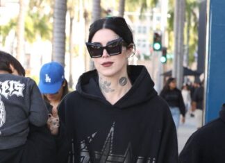 Propovedala veštičaranje, udala se sa rogovima, a onda se okrenula pravoslavlju: Čuvena umetnica sada ljubi ikone, postala skroz druga žena Propovedala veštičaranje, udala se sa rogovima, a onda se okrenula pravoslavlju: Čuvena umetnica sada ljubi ikone, postala skroz druga žena