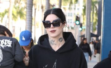 Propovedala veštičaranje, udala se sa rogovima, a onda se okrenula pravoslavlju: Čuvena umetnica sada ljubi ikone, postala skroz druga žena Propovedala veštičaranje, udala se sa rogovima, a onda se okrenula pravoslavlju: Čuvena umetnica sada ljubi ikone, postala skroz druga žena