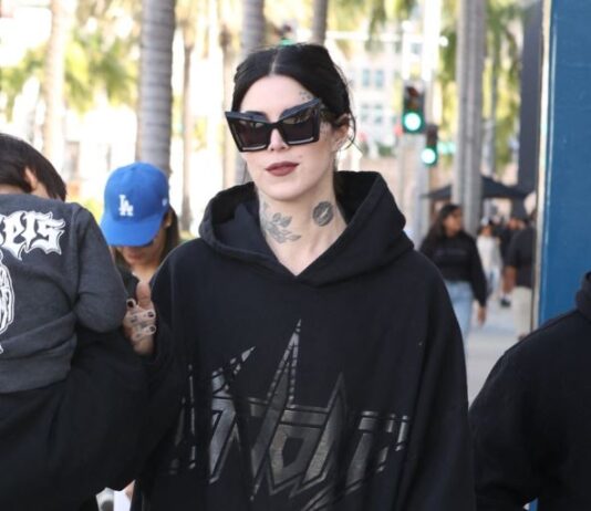 Propovedala veštičaranje, udala se sa rogovima, a onda se okrenula pravoslavlju: Čuvena umetnica sada ljubi ikone, postala skroz druga žena Propovedala veštičaranje, udala se sa rogovima, a onda se okrenula pravoslavlju: Čuvena umetnica sada ljubi ikone, postala skroz druga žena