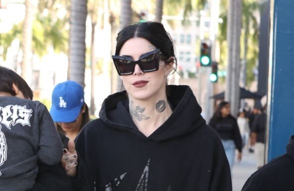 Propovedala veštičaranje, udala se sa rogovima, a onda se okrenula pravoslavlju: Čuvena umetnica sada ljubi ikone, postala skroz druga žena Propovedala veštičaranje, udala se sa rogovima, a onda se okrenula pravoslavlju: Čuvena umetnica sada ljubi ikone, postala skroz druga žena