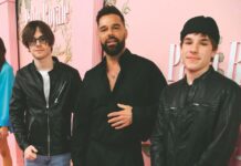 Rikiju Martinu godine baš dobro stoje: Mogao je da ima svaku ženu koju poželi, ali je odabrao da živi kao običan porodični čovek koji sam odgaja 4. dece Rikiju Martinu godine baš dobro stoje: Mogao je da ima svaku ženu koju poželi, ali je odabrao da živi kao običan porodični čovek koji sam odgaja 4. dece