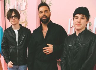 Rikiju Martinu godine baš dobro stoje: Mogao je da ima svaku ženu koju poželi, ali je odabrao da živi kao običan porodični čovek koji sam odgaja 4. dece Rikiju Martinu godine baš dobro stoje: Mogao je da ima svaku ženu koju poželi, ali je odabrao da živi kao običan porodični čovek koji sam odgaja 4. dece