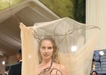 Sa 14 godina od slave i miliona pobegla u teške poroke: Verenika pronašla preko aplikacije, raskinula, a bivši je nove devojke sa njom varao Sa 14 godina od slave i miliona pobegla u teške poroke: Verenika pronašla preko aplikacije, raskinula, a bivši je nove devojke sa njom varao