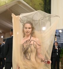 Sa 14 godina od slave i miliona pobegla u teške poroke: Verenika pronašla preko aplikacije, raskinula, a bivši je nove devojke sa njom varao Sa 14 godina od slave i miliona pobegla u teške poroke: Verenika pronašla preko aplikacije, raskinula, a bivši je nove devojke sa njom varao