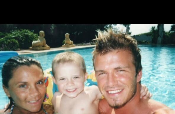 Sa Bekamovima na krv i nož, a evo u kakvom su odnosu Nikola i Bruklin sa njenim roditeljima: Otac milijarder izjavom samo dolio ulje na vatru Sa Bekamovima na krv i nož, a evo u kakvom su odnosu Nikola i Bruklin sa njenim roditeljima: Otac milijarder izjavom samo dolio ulje na vatru