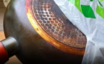 Samo stavite staru, prljavu tavu u plastičnu vrećicu: Zagoreli ostaci će se otopiti u trenu! Samo stavite staru, prljavu tavu u plastičnu vrećicu: Zagoreli ostaci će se otopiti u trenu!