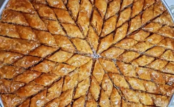 Savršena Baklava: Zlatna, Hrskava i Punog Okusa Orasa Savršena Baklava: Zlatna, Hrskava i Punog Okusa Orasa