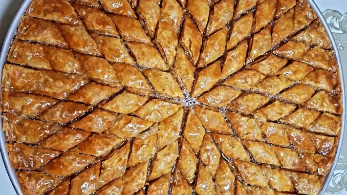 Savršena Baklava: Zlatna, Hrskava i Punog Okusa Orasa Savršena Baklava: Zlatna, Hrskava i Punog Okusa Orasa