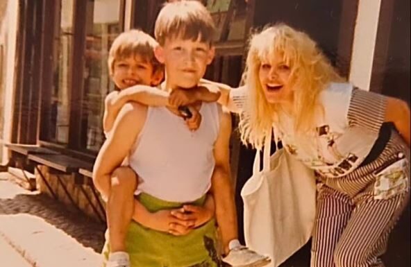 Sin Hanke Paldum već 10 godina puni stranice crne hronike: Drogiran pregazio 3 žene, devojka ga optužila za silovanje, a majka ga ovim rečima branila Sin Hanke Paldum već 10 godina puni stranice crne hronike: Drogiran pregazio 3 žene, devojka ga optužila za silovanje, a majka ga ovim rečima branila