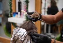 Sirup plava je trenutno najtraženija boja kose u salonima: Evo kako postići ovu nijansu Sirup plava je trenutno najtraženija boja kose u salonima: Evo kako postići ovu nijansu