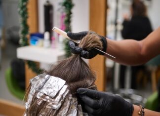 Sirup plava je trenutno najtraženija boja kose u salonima: Evo kako postići ovu nijansu Sirup plava je trenutno najtraženija boja kose u salonima: Evo kako postići ovu nijansu