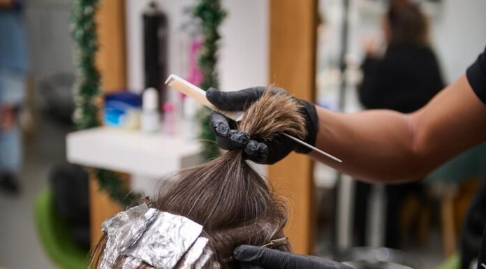 Sirup plava je trenutno najtraženija boja kose u salonima: Evo kako postići ovu nijansu Sirup plava je trenutno najtraženija boja kose u salonima: Evo kako postići ovu nijansu