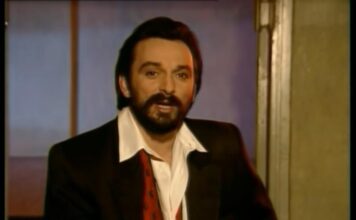 Snimio je najveći hit na estradi i nestao iz javnosti: Kuća u koju je ulagao 20 godina izgorela je do temelja, a onda je otkrio bolnu istinu Snimio je najveći hit na estradi i nestao iz javnosti: Kuća u koju je ulagao 20 godina izgorela je do temelja, a onda je otkrio bolnu istinu