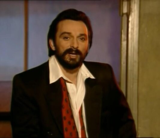 Snimio je najveći hit na estradi i nestao iz javnosti: Kuća u koju je ulagao 20 godina izgorela je do temelja, a onda je otkrio bolnu istinu Snimio je najveći hit na estradi i nestao iz javnosti: Kuća u koju je ulagao 20 godina izgorela je do temelja, a onda je otkrio bolnu istinu