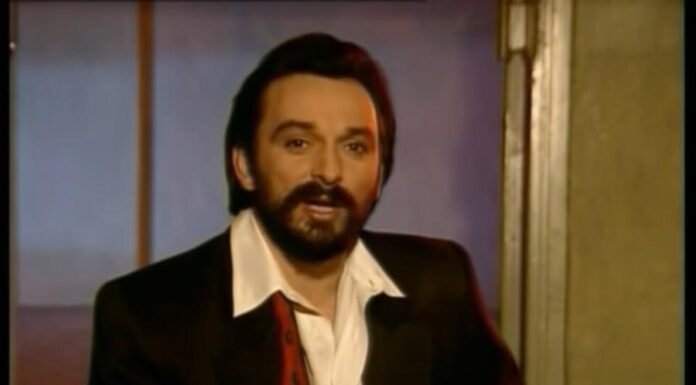 Snimio je najveći hit na estradi i nestao iz javnosti: Kuća u koju je ulagao 20 godina izgorela je do temelja, a onda je otkrio bolnu istinu Snimio je najveći hit na estradi i nestao iz javnosti: Kuća u koju je ulagao 20 godina izgorela je do temelja, a onda je otkrio bolnu istinu