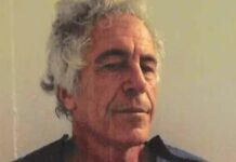 Šokira šta su čuvari radili ispred Epstajnove ćelije nekoliko minuta pre nego što su ga pronašli mrtvog: Pronađene sumnjive aktivnosti na računu jednog od njih Šokira šta su čuvari radili ispred Epstajnove ćelije nekoliko minuta pre nego što su ga pronašli mrtvog: Pronađene sumnjive aktivnosti na računu jednog od njih