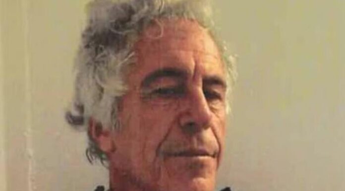 Šokira šta su čuvari radili ispred Epstajnove ćelije nekoliko minuta pre nego što su ga pronašli mrtvog: Pronađene sumnjive aktivnosti na računu jednog od njih Šokira šta su čuvari radili ispred Epstajnove ćelije nekoliko minuta pre nego što su ga pronašli mrtvog: Pronađene sumnjive aktivnosti na računu jednog od njih