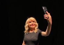 Strina je odgajala, jer joj je majka rano umrla: Našu pevačicu je maćehin sin svaki dan tukao, od stresa kao dete dobila dijagnozu Strina je odgajala, jer joj je majka rano umrla: Našu pevačicu je maćehin sin svaki dan tukao, od stresa kao dete dobila dijagnozu