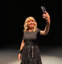 Strina je odgajala, jer joj je majka rano umrla: Našu pevačicu je maćehin sin svaki dan tukao, od stresa kao dete dobila dijagnozu Strina je odgajala, jer joj je majka rano umrla: Našu pevačicu je maćehin sin svaki dan tukao, od stresa kao dete dobila dijagnozu