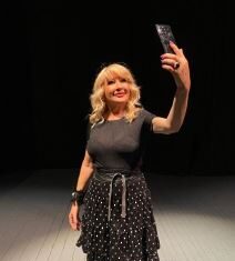 Strina je odgajala, jer joj je majka rano umrla: Našu pevačicu je maćehin sin svaki dan tukao, od stresa kao dete dobila dijagnozu Strina je odgajala, jer joj je majka rano umrla: Našu pevačicu je maćehin sin svaki dan tukao, od stresa kao dete dobila dijagnozu