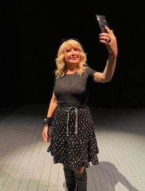 Strina je odgajala, jer joj je majka rano umrla: Našu pevačicu je maćehin sin svaki dan tukao, od stresa kao dete dobila dijagnozu Strina je odgajala, jer joj je majka rano umrla: Našu pevačicu je maćehin sin svaki dan tukao, od stresa kao dete dobila dijagnozu