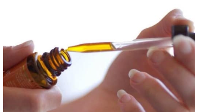 Svaka apoteka ima ovo jeftino ULJE: Ali ono ima UPOTREBU koju većina ljudi ne zna! Svaka apoteka ima ovo jeftino ULJE: Ali ono ima UPOTREBU koju većina ljudi ne zna!