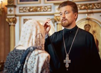 Svešteniku Žarku je prišao iguman nasred službe i rekao: “Sutra skidaš mantiju i razrešavaš se čina, ako te zanima zašto, pitaj suprugu” Svešteniku Žarku je prišao iguman nasred službe i rekao: "Sutra skidaš mantiju i razrešavaš se čina, ako te zanima zašto, pitaj suprugu"