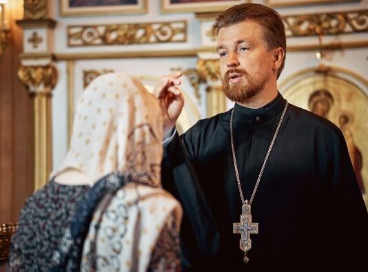 Svešteniku Žarku je prišao iguman nasred službe i rekao: “Sutra skidaš mantiju i razrešavaš se čina, ako te zanima zašto, pitaj suprugu” Svešteniku Žarku je prišao iguman nasred službe i rekao: "Sutra skidaš mantiju i razrešavaš se čina, ako te zanima zašto, pitaj suprugu"