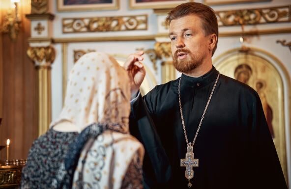 Svešteniku Žarku je prišao iguman nasred službe i rekao: “Sutra skidaš mantiju i razrešavaš se čina, ako te zanima zašto, pitaj suprugu” Svešteniku Žarku je prišao iguman nasred službe i rekao: "Sutra skidaš mantiju i razrešavaš se čina, ako te zanima zašto, pitaj suprugu"