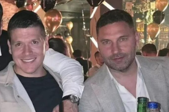 Tvrdila da ga ne poznaje: Duško Tošić uhvaćen u društvu pjevača s kojim Jelena Karleuša ne razgovara Tvrdila da ga ne poznaje: Duško Tošić uhvaćen u društvu pjevača s kojim Jelena Karleuša ne razgovara