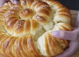 Vaskršnja pogača: Mekana kao pamuk, a može čak i dete da je napravi Vaskršnja pogača: Mekana kao pamuk, a može čak i dete da je napravi