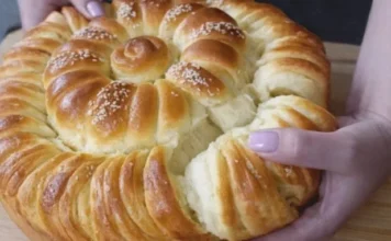 Vaskršnja pogača: Mekana kao pamuk, a može čak i dete da je napravi Vaskršnja pogača: Mekana kao pamuk, a može čak i dete da je napravi