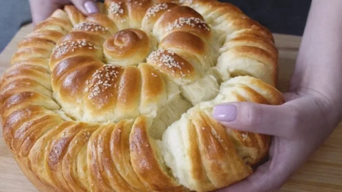 Vaskršnja pogača: Mekana kao pamuk, a može čak i dete da je napravi Vaskršnja pogača: Mekana kao pamuk, a može čak i dete da je napravi