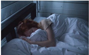 Većina nas prakticira posebno lošu naviku prije spavanja, iako ozbiljno narušava san Većina nas prakticira posebno lošu naviku prije spavanja, iako ozbiljno narušava san