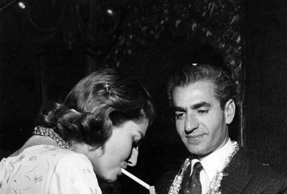 Vladaru Irana prvi brak bio ugovoren, drugu ženu ostavio jer nije mogla da rodi: Ostao je sa onom koja je prihvatila njegova prljava pravila igre Vladaru Irana prvi brak bio ugovoren, drugu ženu ostavio jer nije mogla da rodi: Ostao je sa onom koja je prihvatila njegova prljava pravila igre