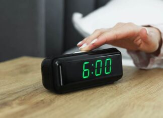 Zašto je pogubno držati mobilni telefon pored glave dok spavamo: Ceo organizam propada Zašto je pogubno držati mobilni telefon pored glave dok spavamo: Ceo organizam propada