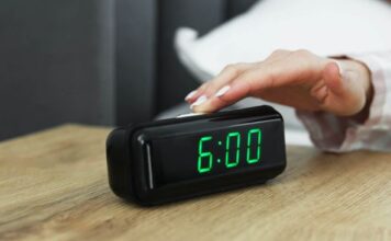 Zašto je pogubno držati mobilni telefon pored glave dok spavamo: Ceo organizam propada Zašto je pogubno držati mobilni telefon pored glave dok spavamo: Ceo organizam propada