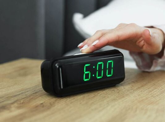 Zašto je pogubno držati mobilni telefon pored glave dok spavamo: Ceo organizam propada Zašto je pogubno držati mobilni telefon pored glave dok spavamo: Ceo organizam propada