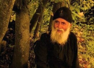 Zašto ljudi obolevaju od raka i drugih bolesti: Surov odgovor svetogorskog starca Pajsija Zašto ljudi obolevaju od raka i drugih bolesti: Surov odgovor svetogorskog starca Pajsija