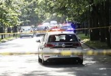 Zašto policajci dodiruju automobil kada vas zaustave? Zašto policajci dodiruju automobil kada vas zaustave?