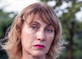 Žene 50+ nikako ne treba da biraju ovu frizuru i boju kose: Čini da izgledaju starije i umorno Žene 50+ nikako ne treba da biraju ovu frizuru i boju kose: Čini da izgledaju starije i umorno