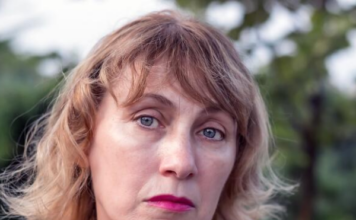 Žene 50+ nikako ne treba da biraju ovu frizuru i boju kose: Čini da izgledaju starije i umorno Žene 50+ nikako ne treba da biraju ovu frizuru i boju kose: Čini da izgledaju starije i umorno