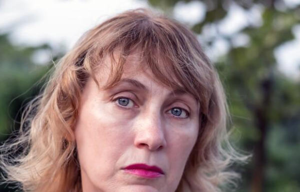 Žene 50+ nikako ne treba da biraju ovu frizuru i boju kose: Čini da izgledaju starije i umorno Žene 50+ nikako ne treba da biraju ovu frizuru i boju kose: Čini da izgledaju starije i umorno