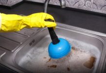 3 stvari koje NIKAKO ne treba prosipati u sudoperu – možete napraviti veliki problem 3 stvari koje NIKAKO ne treba prosipati u sudoperu – možete napraviti veliki problem