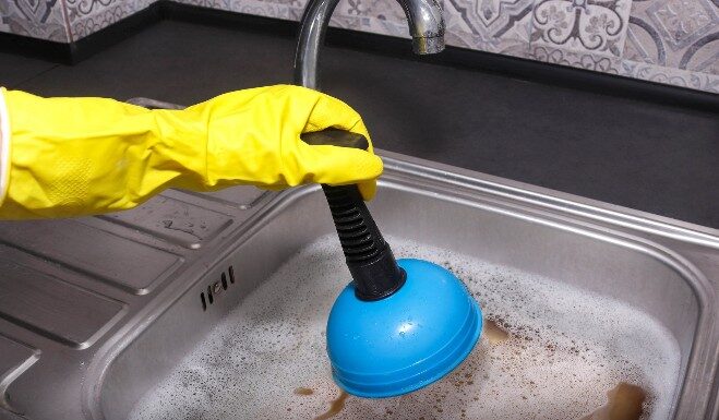 3 stvari koje NIKAKO ne treba prosipati u sudoperu – možete napraviti veliki problem 3 stvari koje NIKAKO ne treba prosipati u sudoperu – možete napraviti veliki problem