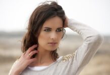 5 vežbi za zategnut vrat: Otarasi se podbratka i bora u samo nekoliko minuta dnevno 5 vežbi za zategnut vrat: Otarasi se podbratka i bora u samo nekoliko minuta dnevno