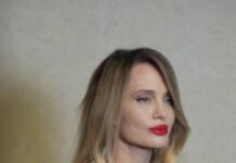 Anđelina Džoli se pojavila na događaju u Kini i svi bruje o njenom licu: “Nešto je vrlo čudno u svemu tome” Anđelina Džoli se pojavila na događaju u Kini i svi bruje o njenom licu: "Nešto je vrlo čudno u svemu tome"