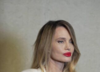 Anđelina Džoli se pojavila na događaju u Kini i svi bruje o njenom licu: “Nešto je vrlo čudno u svemu tome” Anđelina Džoli se pojavila na događaju u Kini i svi bruje o njenom licu: "Nešto je vrlo čudno u svemu tome"