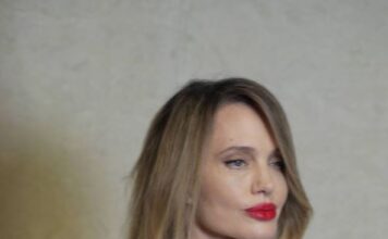 Anđelina Džoli se pojavila na događaju u Kini i svi bruje o njenom licu: “Nešto je vrlo čudno u svemu tome” Anđelina Džoli se pojavila na događaju u Kini i svi bruje o njenom licu: "Nešto je vrlo čudno u svemu tome"